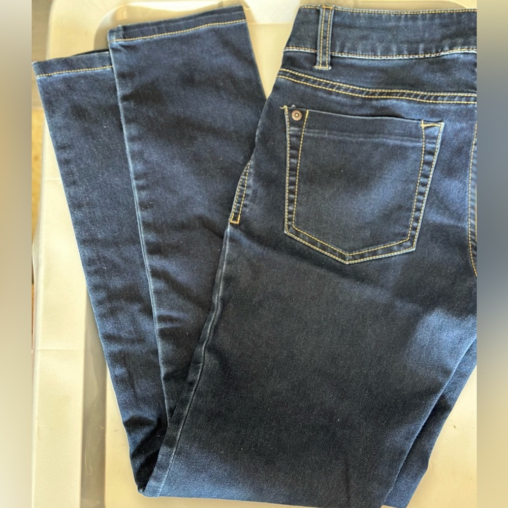 Junior/women’s size 7 dark wash jeggings.